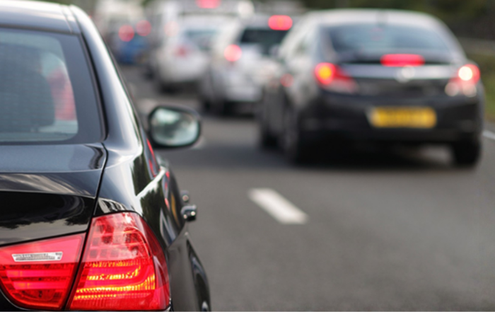 Conducción segura en verano durante un viaje en coche por carretera