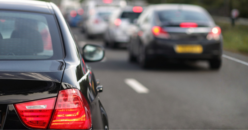 Conducción segura en verano durante un viaje en coche por carretera