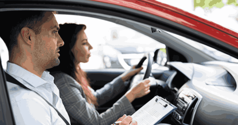 Alumno realizando un examen práctico de conducir en un coche de autoescuela acompañado por un examinador de tráfico.