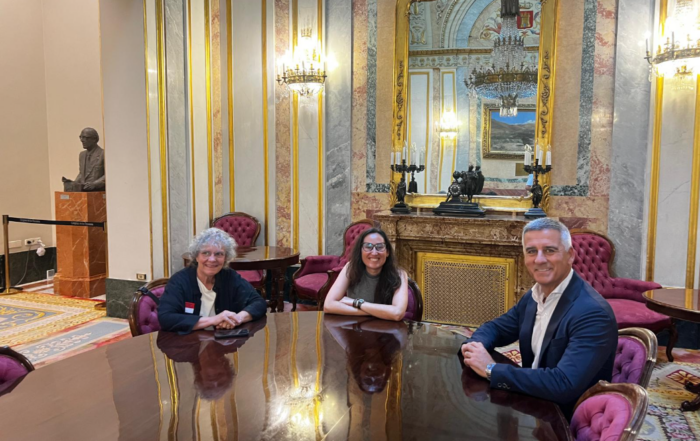 contactos con grupos políticos para abordar la falta de capacidad de examen